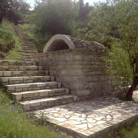 Rustic Retreat * Vavla
